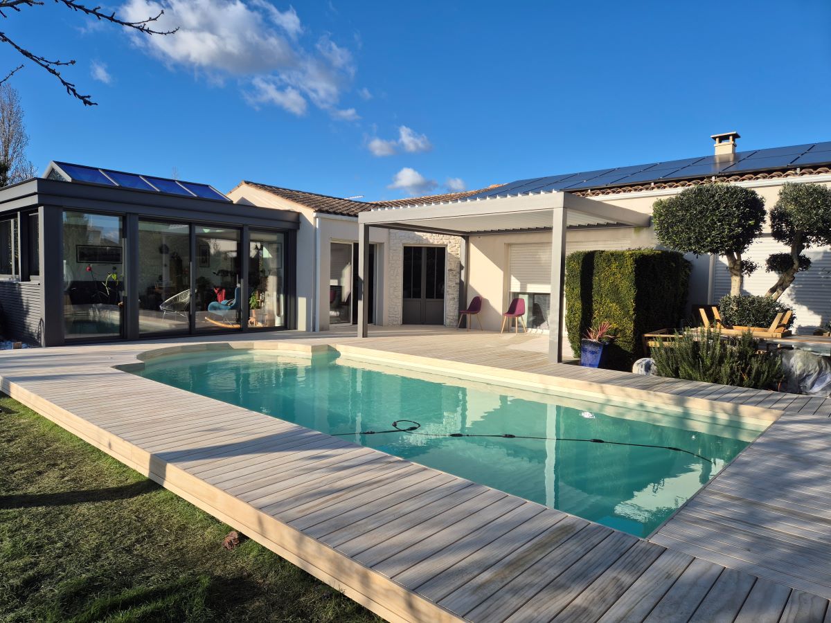 Terrasse et plage de piscine en bois Grad à Niort