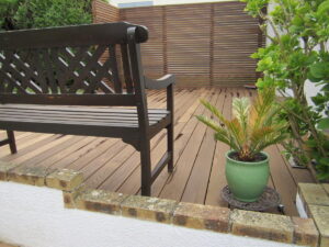Terrasse en bois sans vis apparente