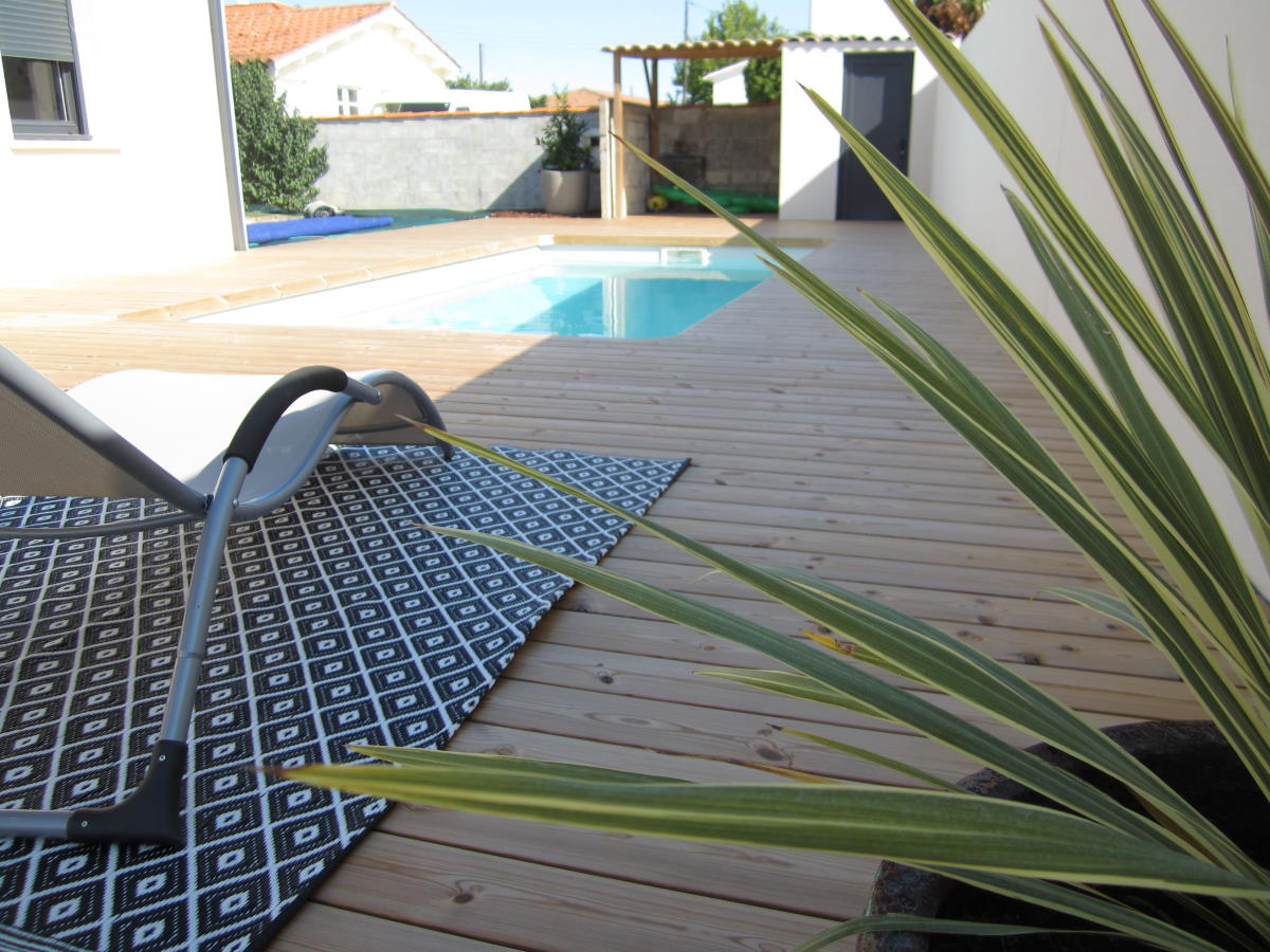 Création plage de piscine en bois