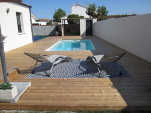 Entourage de piscine en bois