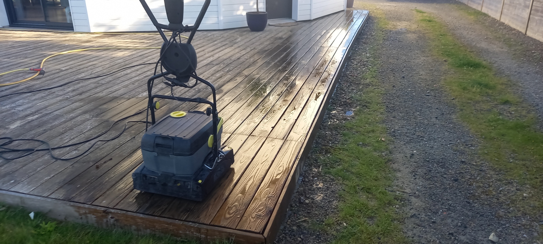 Guide pour le Nettoyage de Terrasses en Bois : Astuces et Techniques