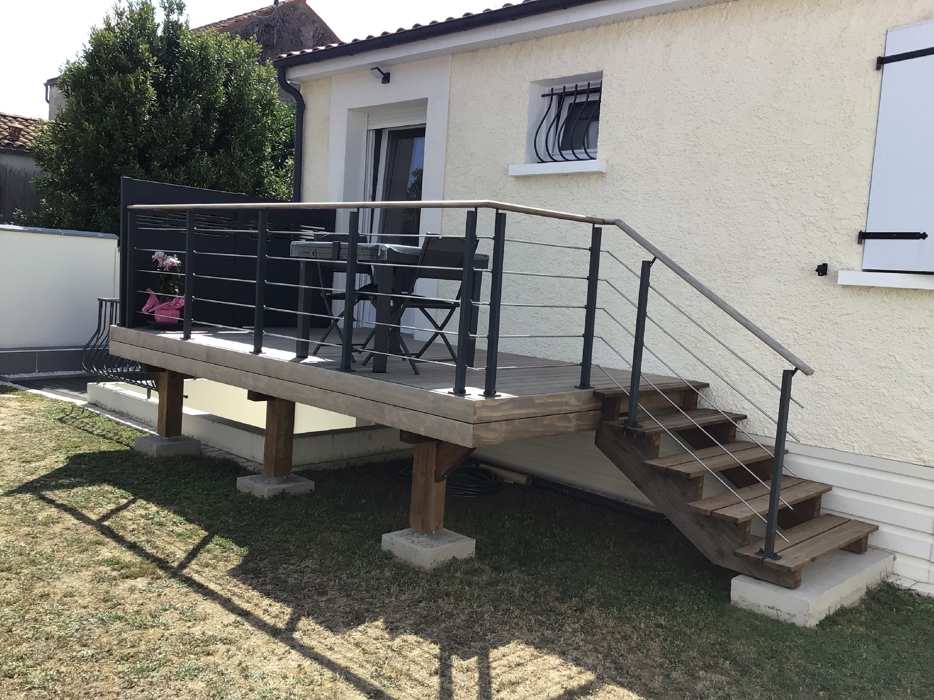 Construction d'une terrasse sur pilotis à Saint-Rogatien : une ouverture sur le jardin et le confort