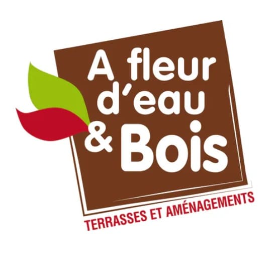 A fleur d'eau & Bois : Expert en Terrasses et Aménagements Logo A fleur d'eau & Bois, terrasses et aménagements, texte blanc sur carré marron avec feuilles verte et rouge.