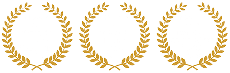 Couronnes de laurier dorées : Symboles de victoire et prix Trois couronnes de laurier dorées, symboles de victoire, prix et distinction sur fond blanc.